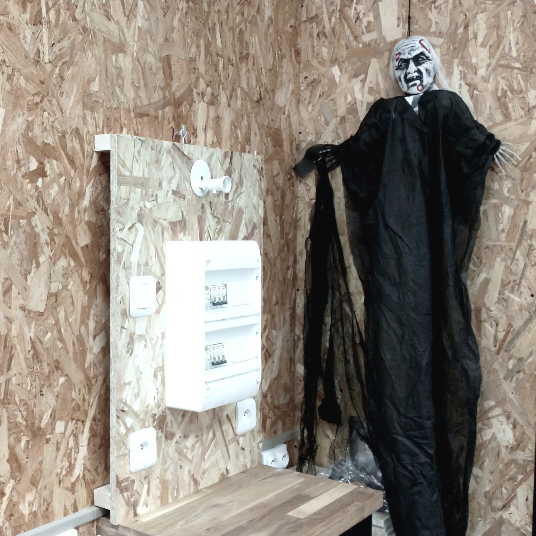 C'est sympa, un ami qui vous aide pour vos travaux d'électricité... un petit coup de main?
@leroymerlin.cherbourg
#halloween