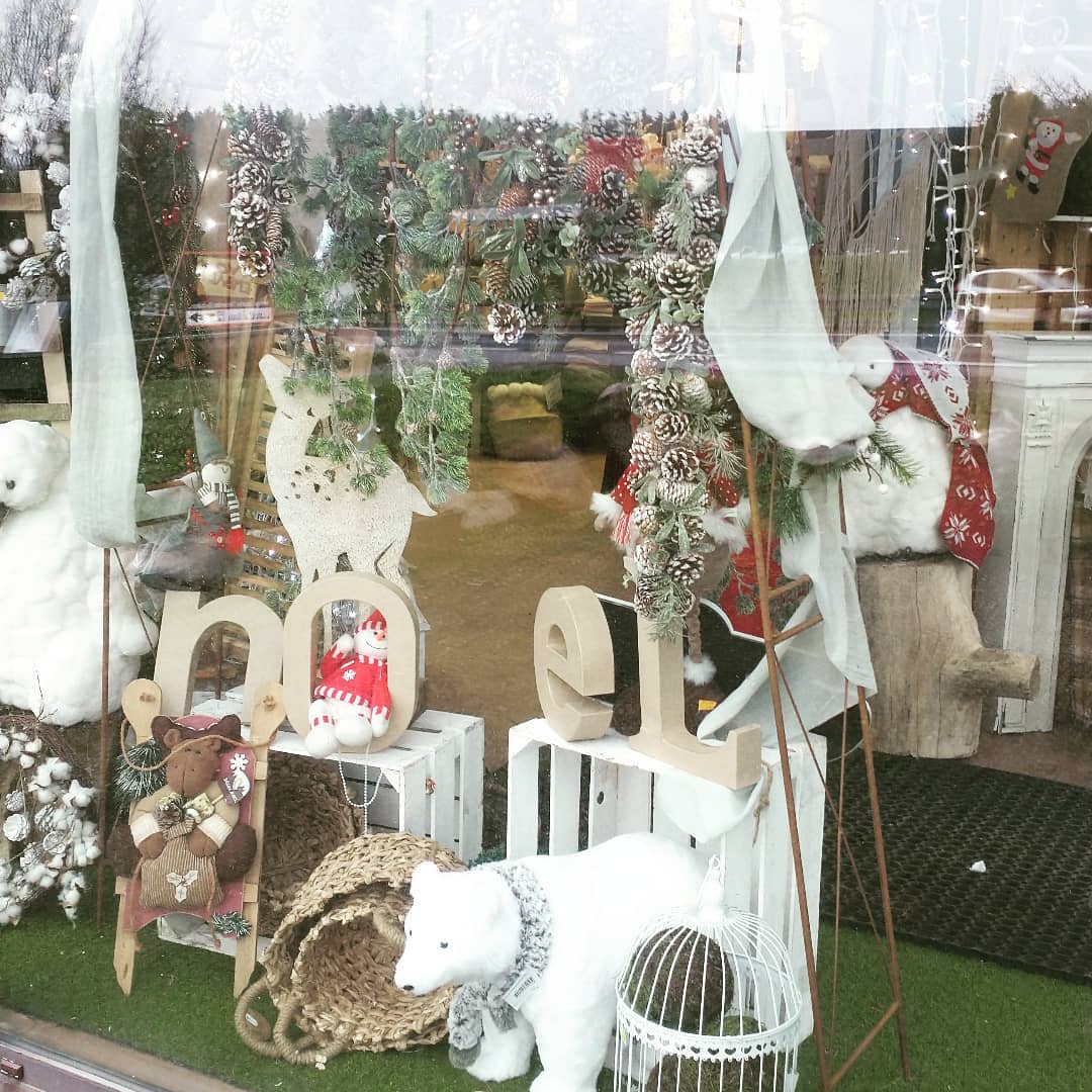 Vitrine de Noël chez @yvonembal ...