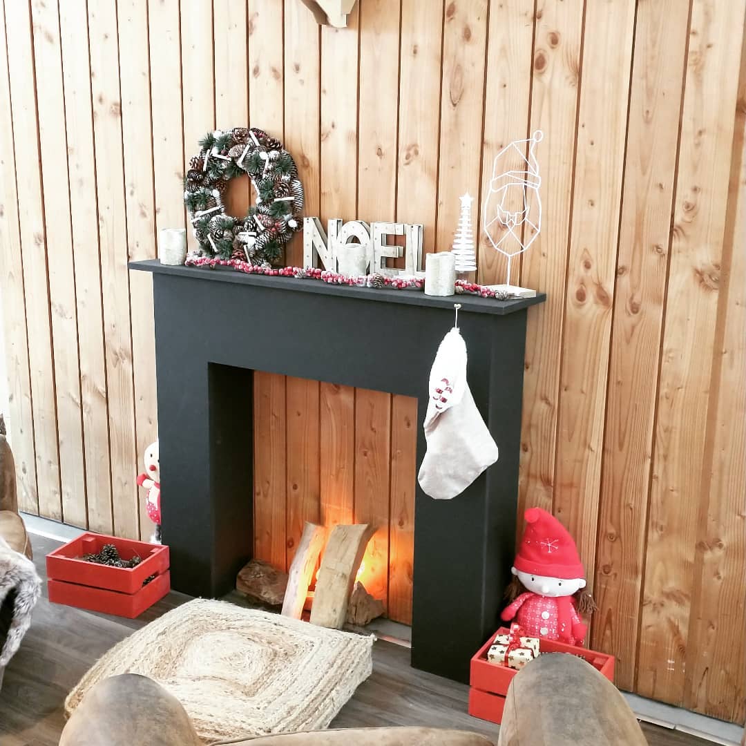 Atmosphère conviviale coin de cheminée... @leroymerlin.cherbourg 🎄🔥🕯️