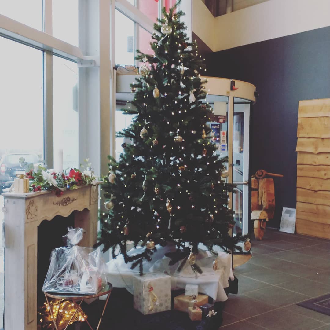 Vos idées cadeaux chez @infiny_home : arts de la table, textile de maison, luminaires... Des idées lumineuses en somme 💡🎄